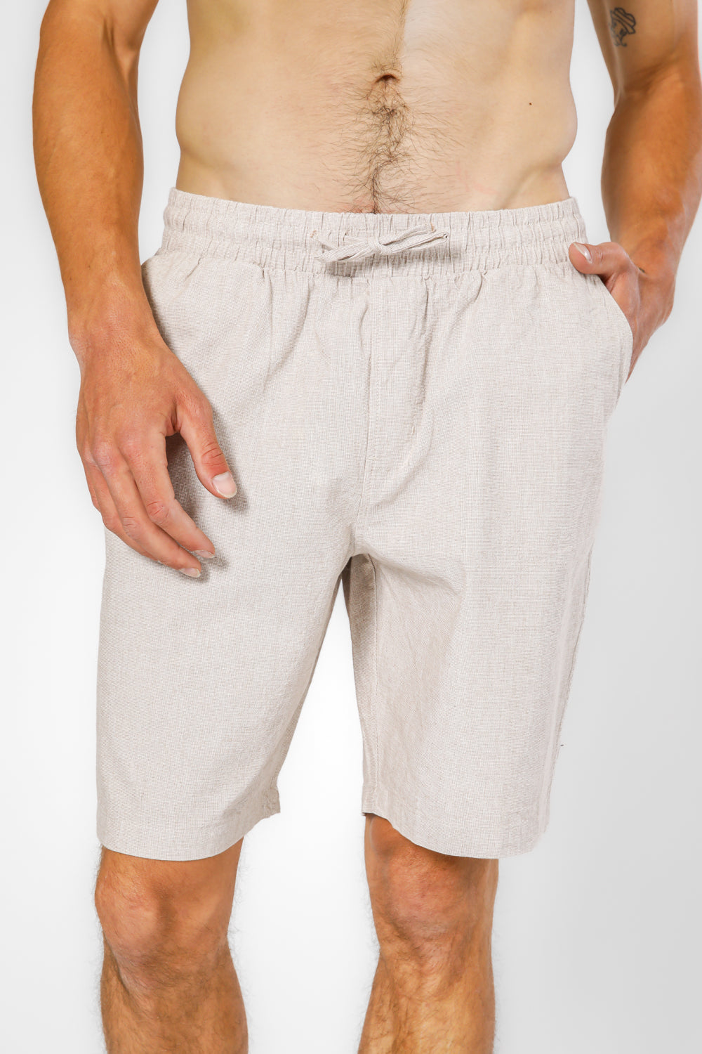 מכנסים קצרים מבד אריג בצבע בז'