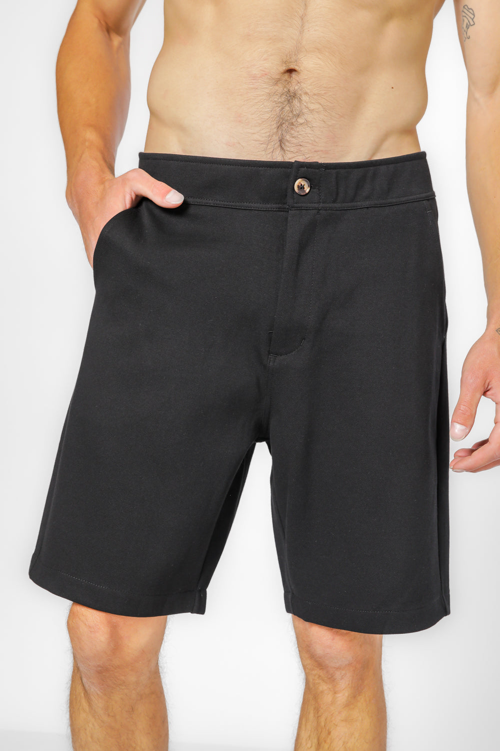 מכנסי ברמודה מבד סרוג בצבע שחור