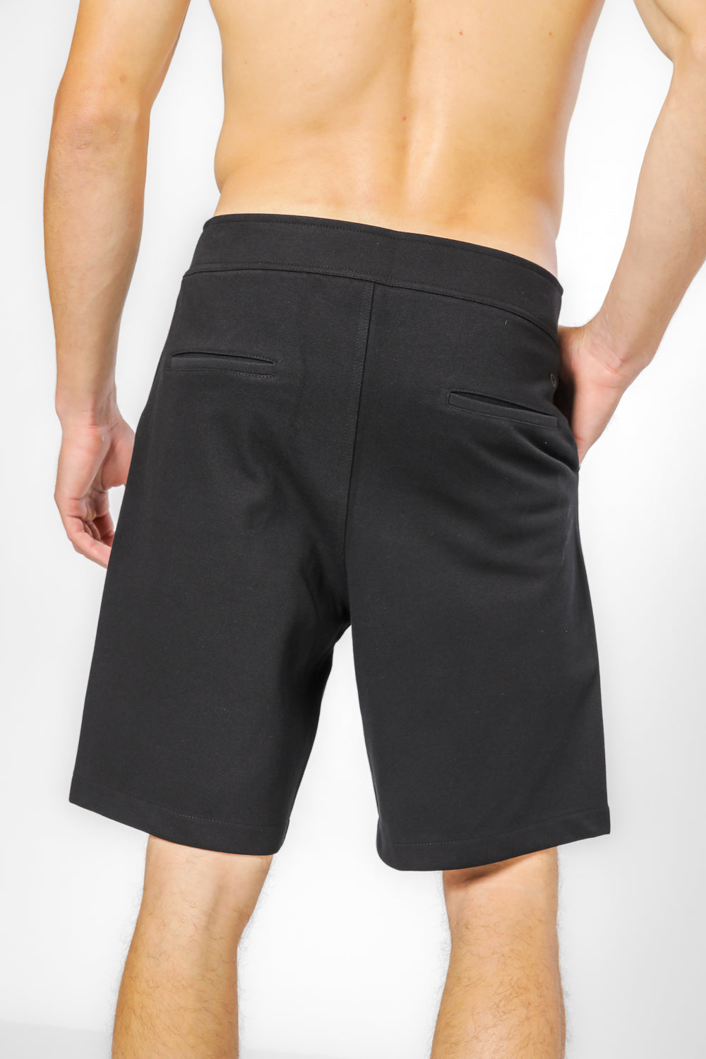 מכנסי ברמודה מבד סרוג בצבע שחור