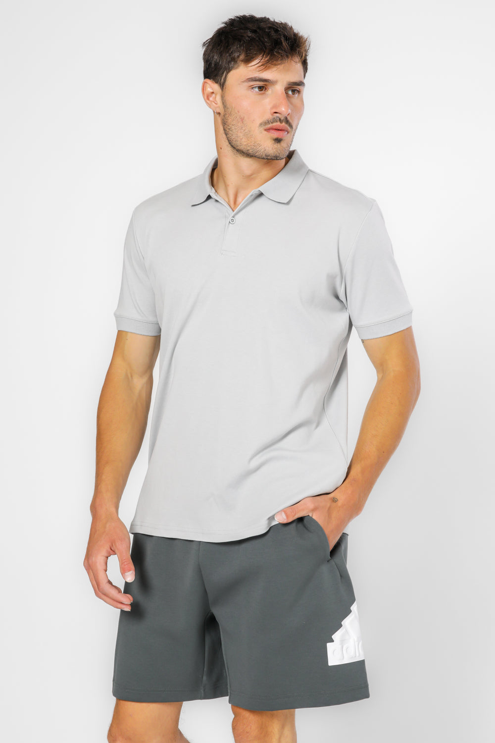 חולצת פולו קצרה צבע אפור בהיר