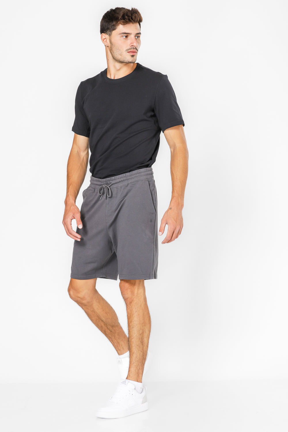 מכנסיים קצרים FRENCH TERRY בצבע אפור כהה