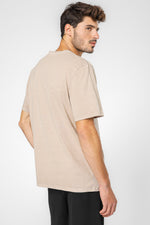 חולצת טישירט במראה משופשוף בצבע חום