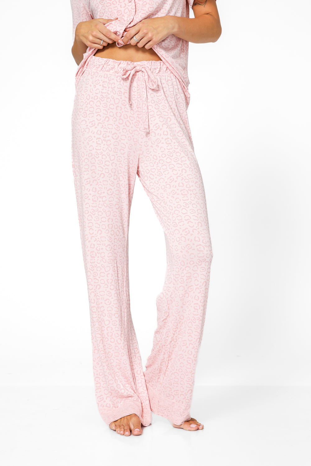 סט פיג'מה מכופתרת מנומרת בצבע ורוד