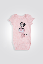 פיג'מה מבית המותג Delta , בגד גוף עם צווארון עגול, שרוולים קצרים וסוגרי תיק-תק בתחתית ומכנסיים קצרים תואמים עם גומי במותניים.