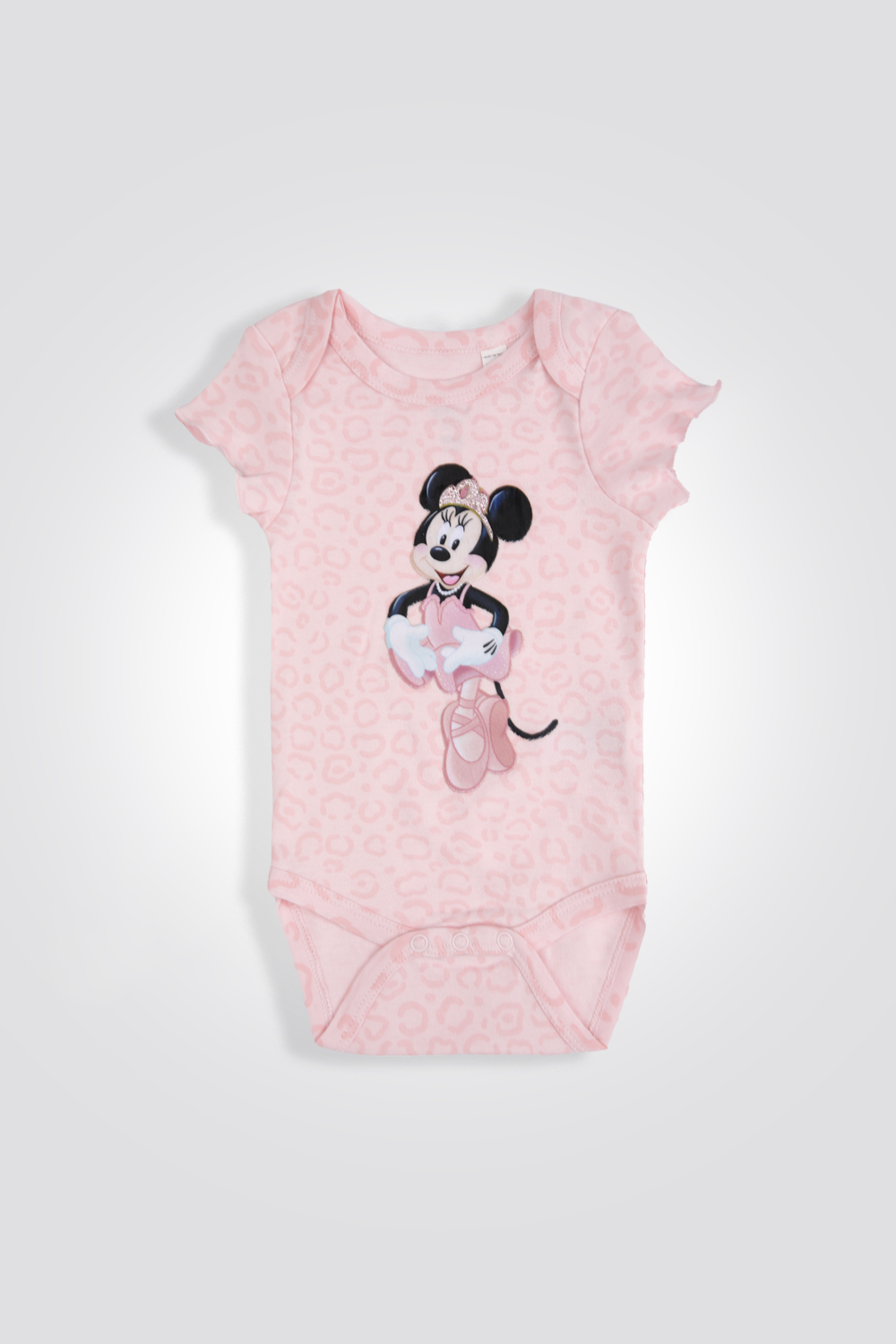 פיג'מה מבית המותג Delta , בגד גוף עם צווארון עגול, שרוולים קצרים וסוגרי תיק-תק בתחתית ומכנסיים קצרים תואמים עם גומי במותניים.