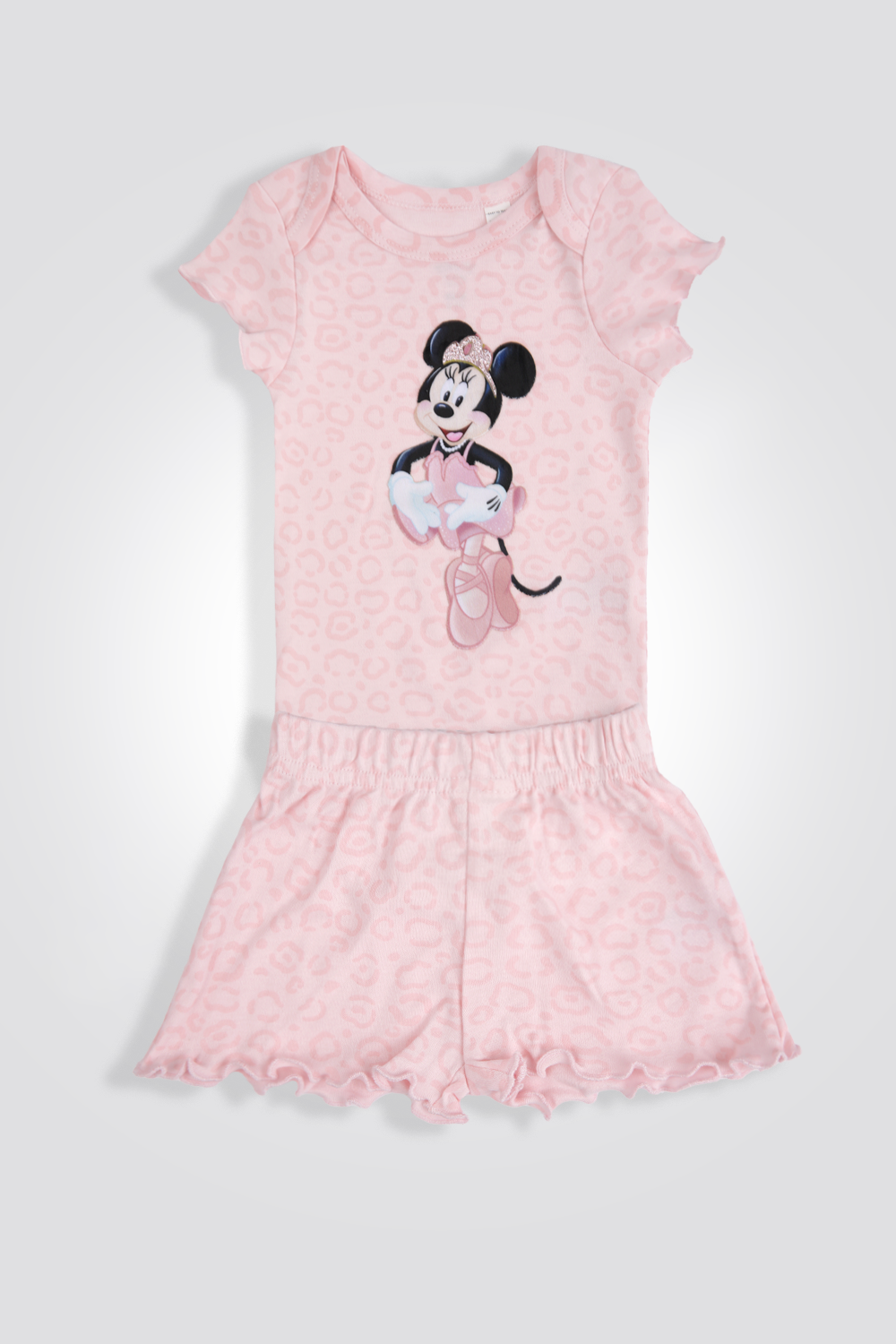 פיג'מה מבית המותג Delta , בגד גוף עם צווארון עגול, שרוולים קצרים וסוגרי תיק-תק בתחתית ומכנסיים קצרים תואמים עם גומי במותניים.