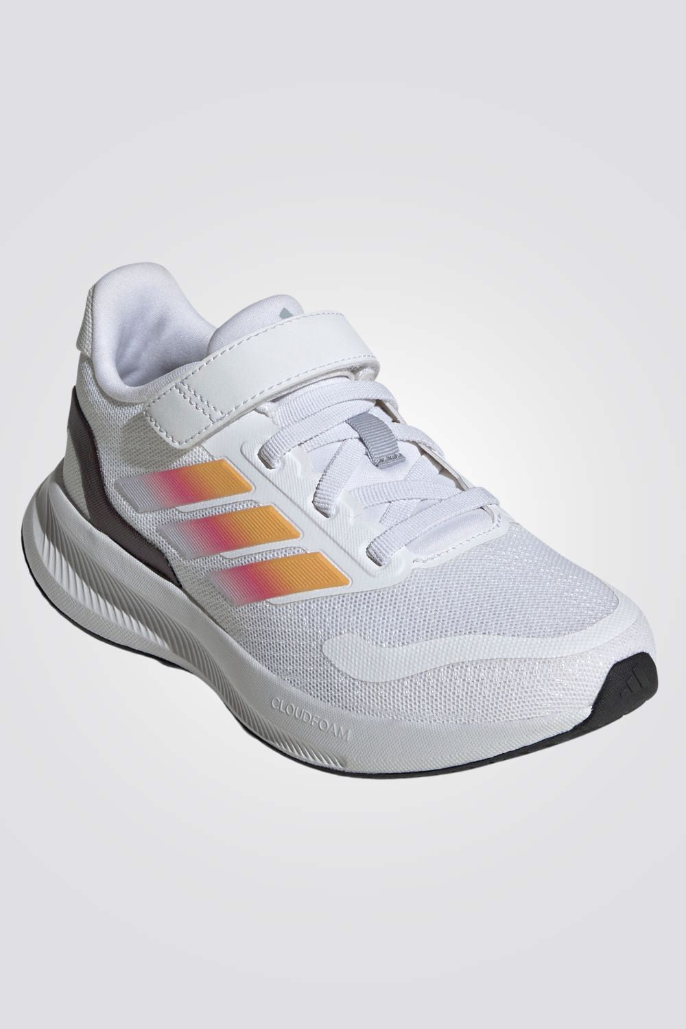 נעלי ספורט לילדים ונוער מבית ADIDAS, עם קרסול מרופד, סגירת סקוץ וסוליית cloudfoam. הנעל במראה הקלאסי של אדידס עם 3 פסים.&nbsp;