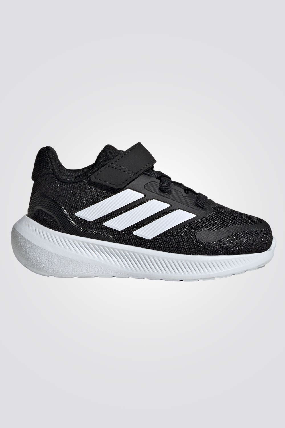 נעליים מבית המותג ADIDAS, בעלות מדרס פנימי שעוטף את הרגל ומספק רכות מירבית. סולייה חיצונית שמספקת אחיזה מלאה בקרקע. סגירת סקוטש, להתאמה מושלמת.