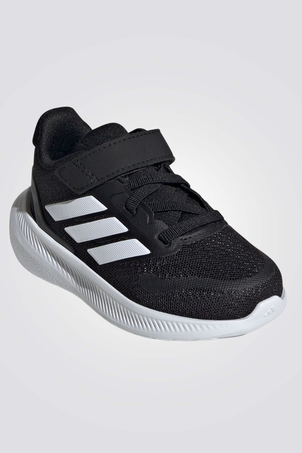 נעליים מבית המותג ADIDAS, בעלות מדרס פנימי שעוטף את הרגל ומספק רכות מירבית. סולייה חיצונית שמספקת אחיזה מלאה בקרקע. סגירת סקוטש, להתאמה מושלמת.