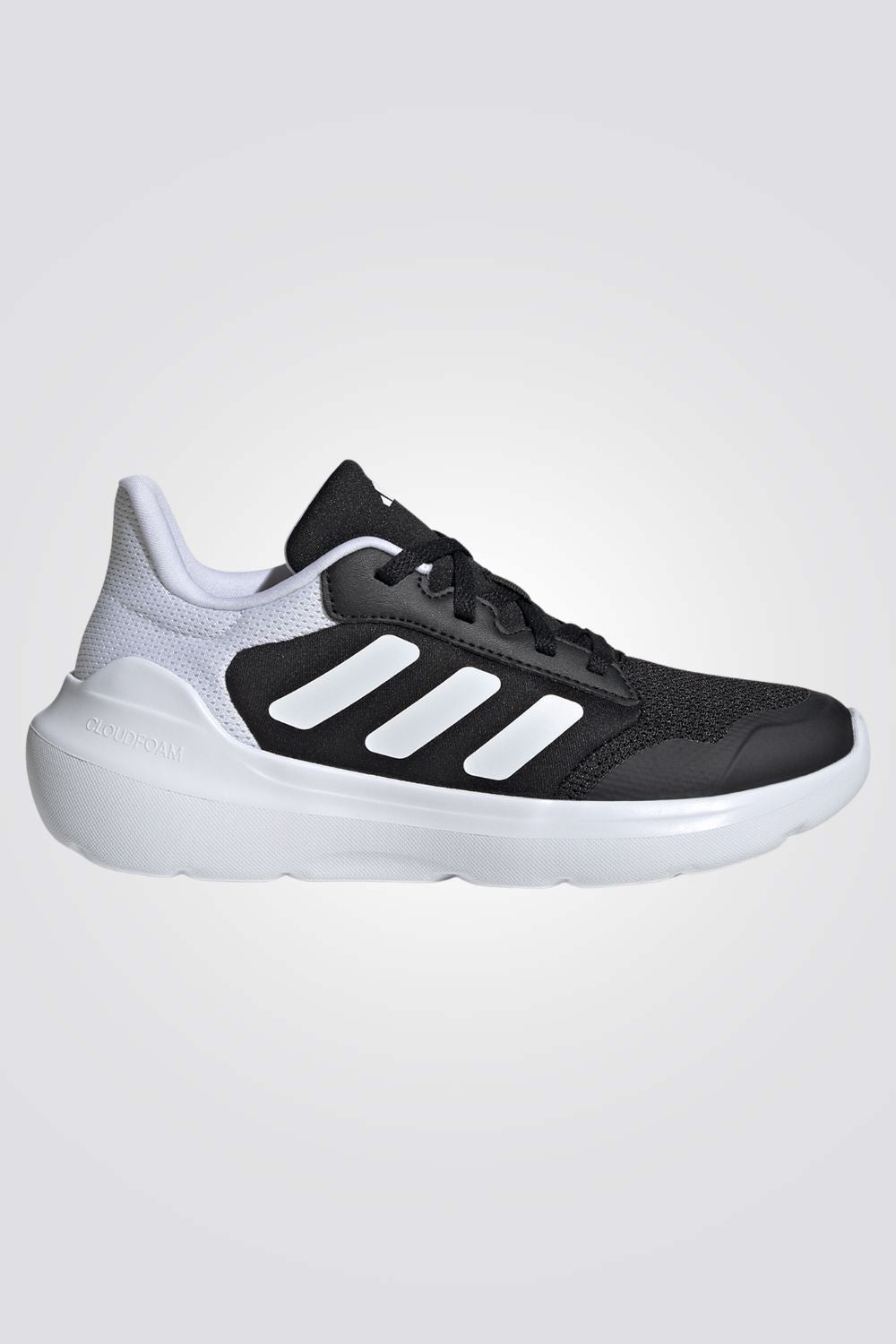 נעליים מבית המותג ADIDAS, בעלות מדרס פנימי שמספק נוחות מירבית בכל צעד. סולייה חיצונית מגומי שמאפשרת אחיזה מלאה בקרקע.