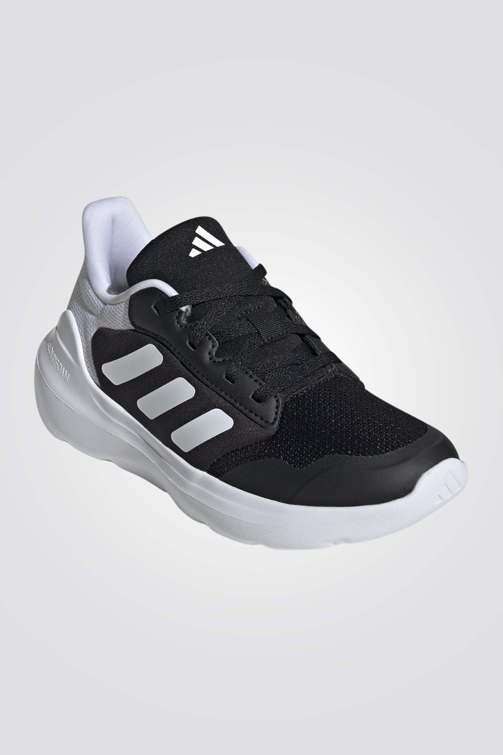 נעליים מבית המותג ADIDAS, בעלות מדרס פנימי שמספק נוחות מירבית בכל צעד. סולייה חיצונית מגומי שמאפשרת אחיזה מלאה בקרקע.