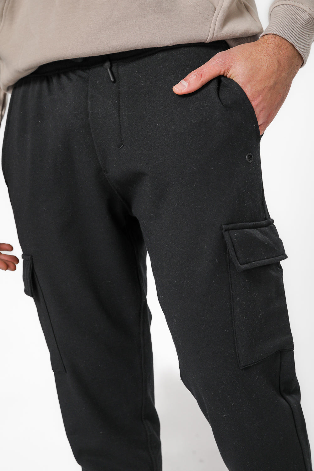 מכנסי טרנינג עם כיסי דגמ”ח בצבע שחור