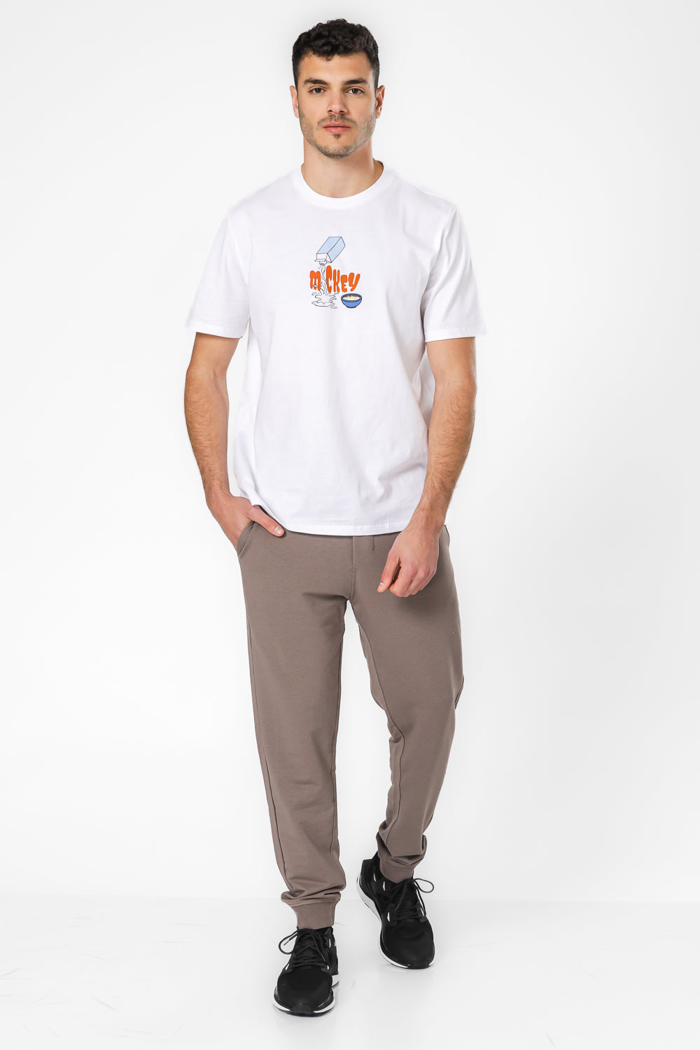 מכנסי טרנינג דקים לגברים בצבע חום