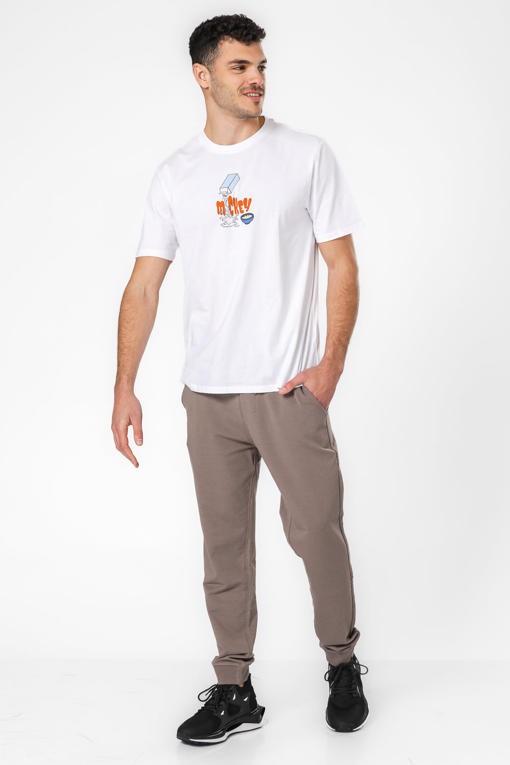 מכנסי טרנינג דקים לגברים בצבע חום