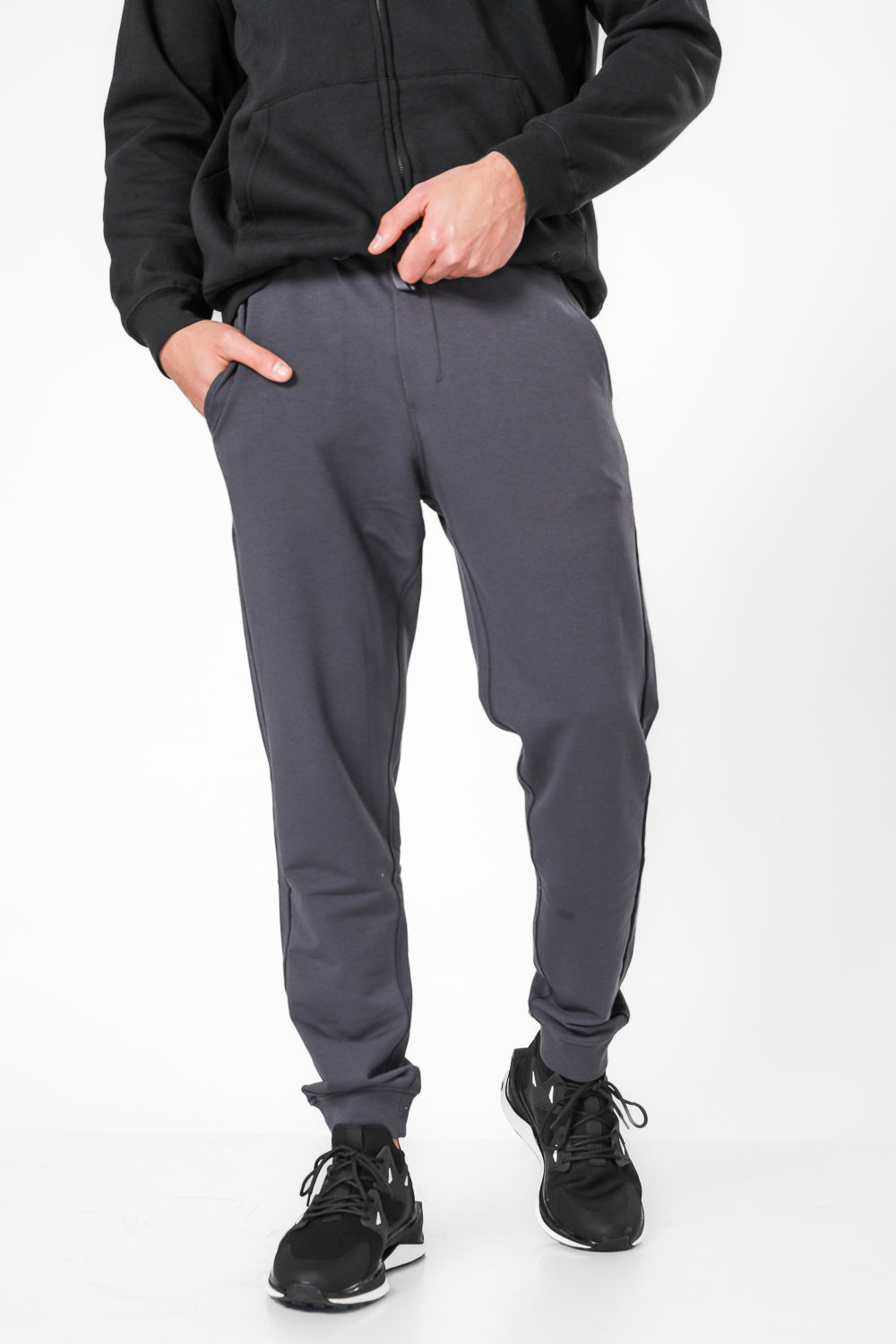 מכנסי טרנינג דקים לגברים