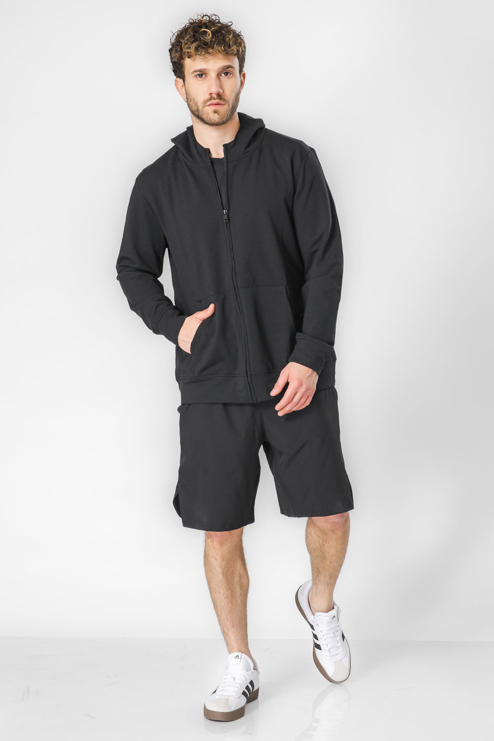 סווטשירט שחור עם קפוצ’ון מבד דק