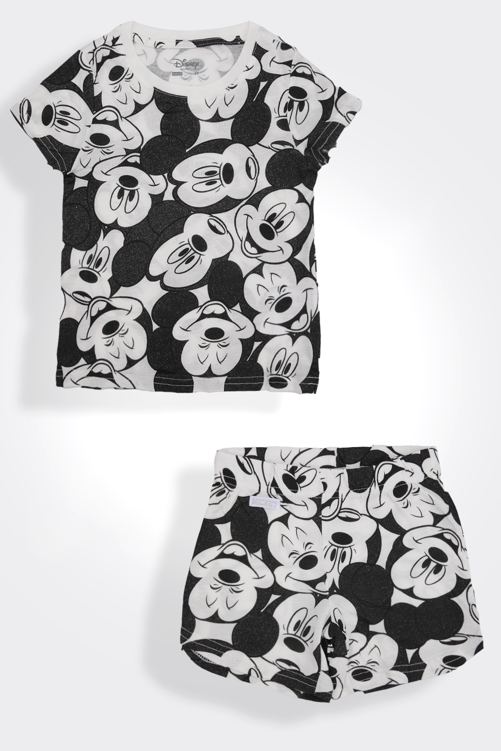 פיג'מה קצרה מבית המותג DELTA העשויה מבד סינגל ג’רסי קליל ונעים במוטיב מיקי מאוס. חולצה עם מפתח צוואר עגול ושרוולים קצרים, ומכנסיים קצרים עם גומי במותניים.