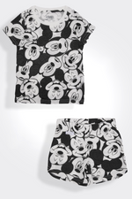 פיג'מה קצרה מבית המותג DELTA העשויה מבד סינגל ג’רסי קליל ונעים במוטיב מיקי מאוס. חולצה עם מפתח צוואר עגול ושרוולים קצרים, ומכנסיים קצרים עם גומי במותניים.