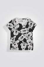 פיג'מה קצרה מבית המותג DELTA העשויה מבד סינגל ג’רסי קליל ונעים במוטיב מיקי מאוס. חולצה עם מפתח צוואר עגול ושרוולים קצרים, ומכנסיים קצרים עם גומי במותניים.