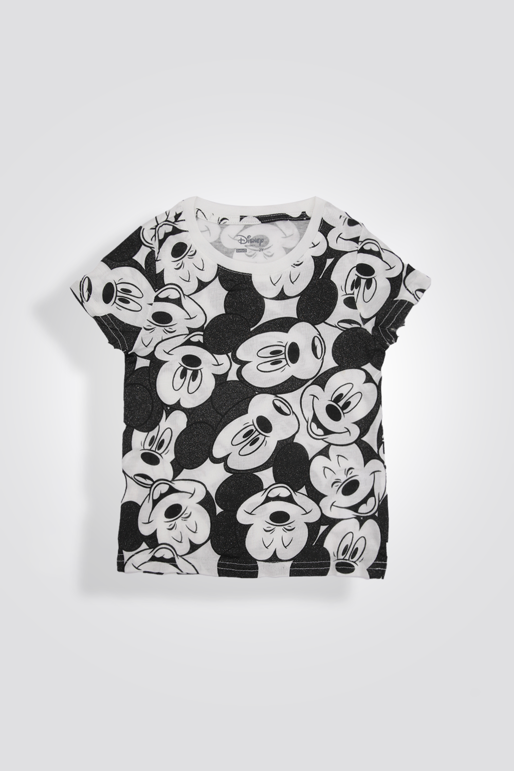 פיג'מה קצרה מבית המותג DELTA העשויה מבד סינגל ג’רסי קליל ונעים במוטיב מיקי מאוס. חולצה עם מפתח צוואר עגול ושרוולים קצרים, ומכנסיים קצרים עם גומי במותניים.