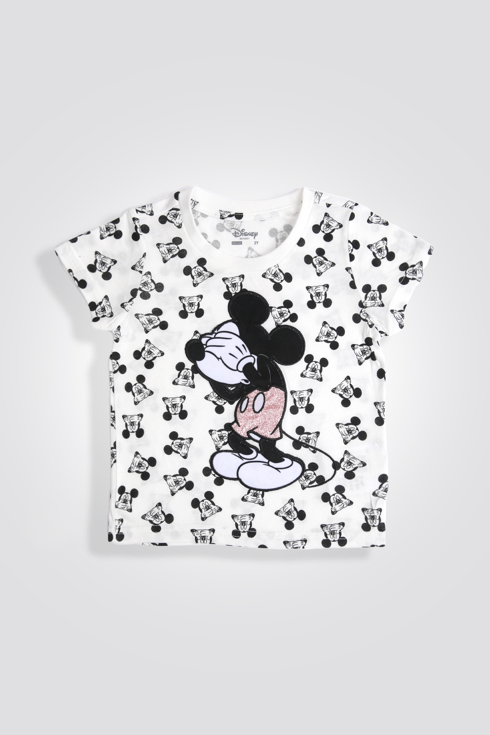 סט פיג’מה מבית המותג DELTA בצבע לבן בהדפס של מיקי מאוס.&nbsp; חולצה עם מפתח צוואר עגול ושרוולים קצרים, ומכנסיים קצרים תואמים עם גומי במותניים.