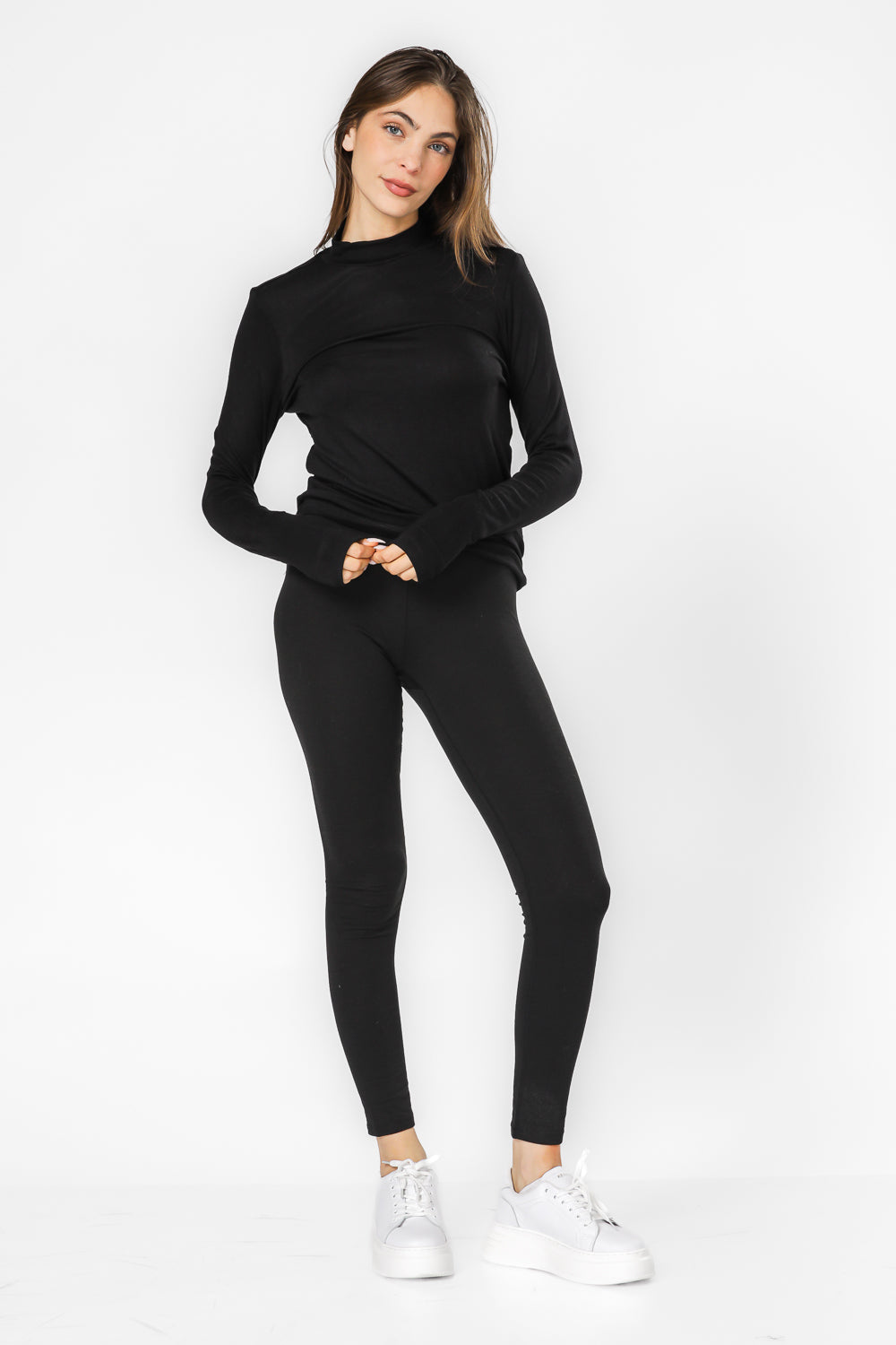 חולצה ארוכה עם צוואורון גבוה בצבע שחור