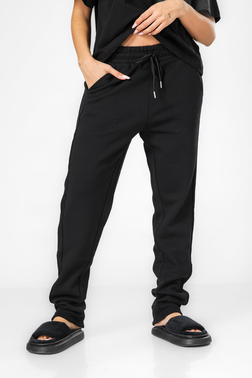 מכנסי פוטר בגזרה ישירה בצבע שחור