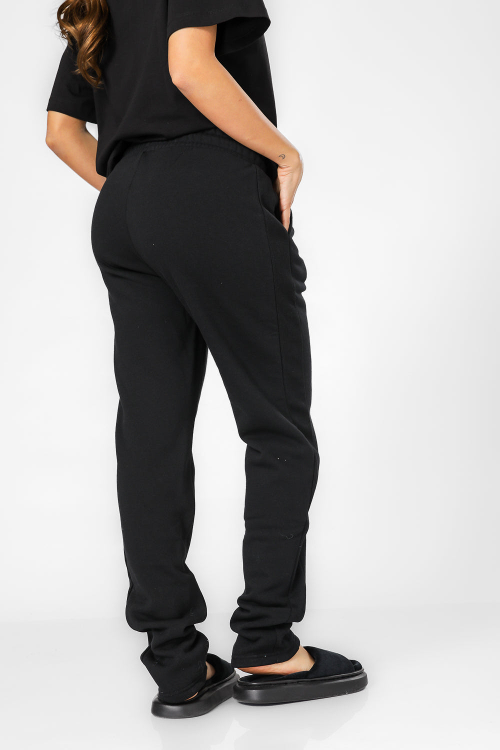 מכנסי פוטר בגזרה ישירה בצבע שחור