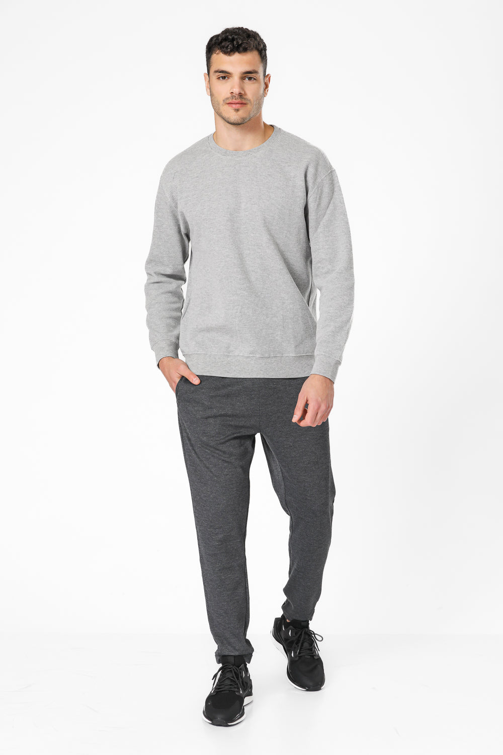 מכנסי פיקה ארוכים בגזרה צרה בצבע אפור