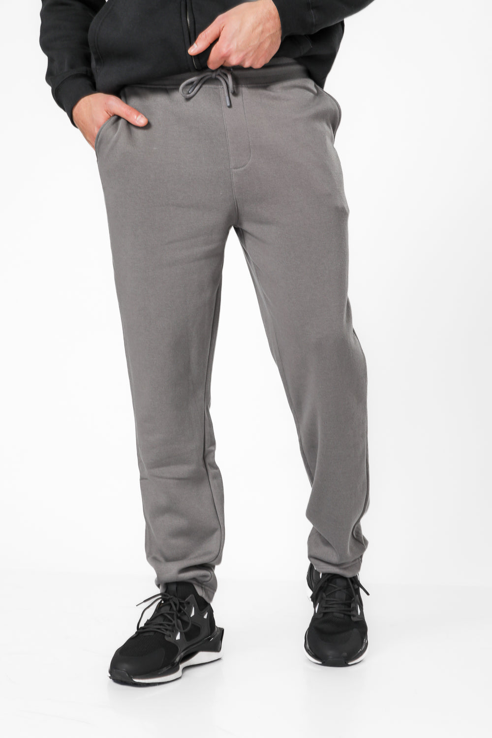 מכנסי פוטר ארוכים גזרה ישרה בצבע אפור כהה