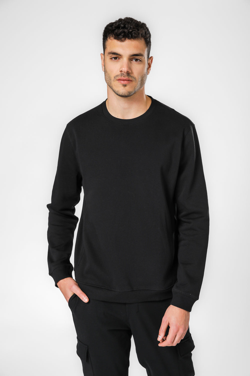 סווטשירט פוטר עם כיס קדמי בצבע שחור