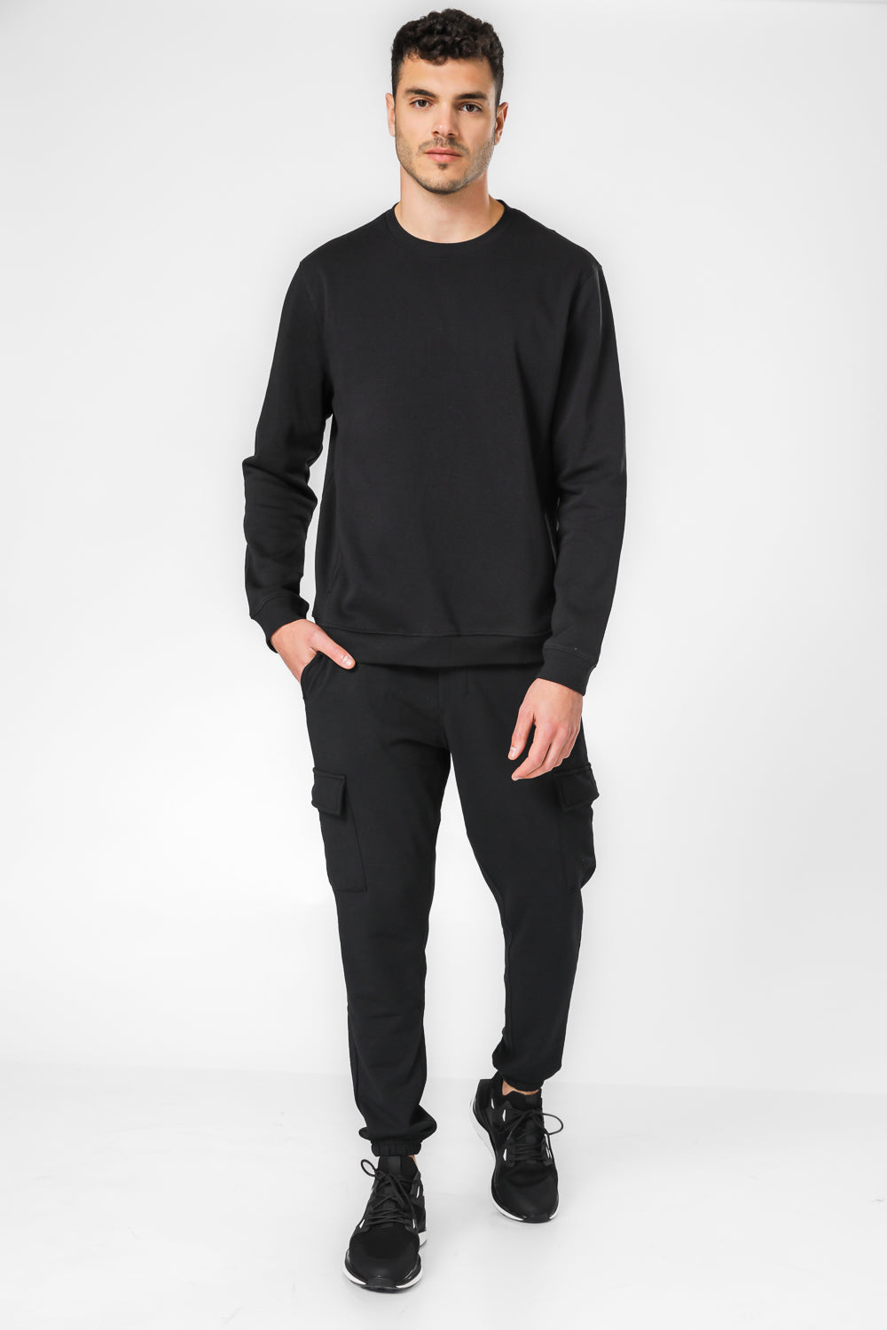 סווטשירט פוטר עם כיס קדמי בצבע שחור