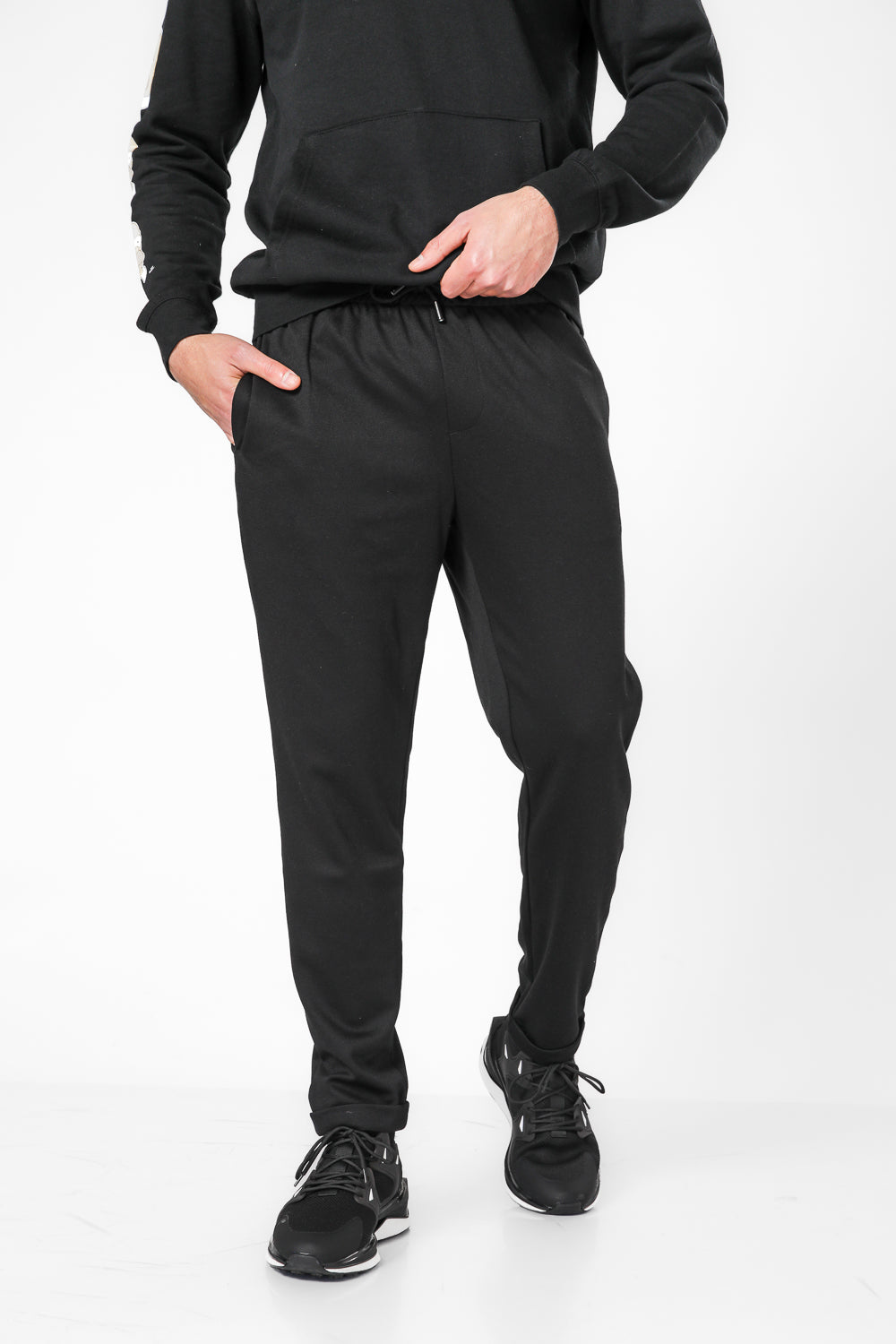 מכנסי פיקה ארוכים בגזרה צרה בצבע שחור