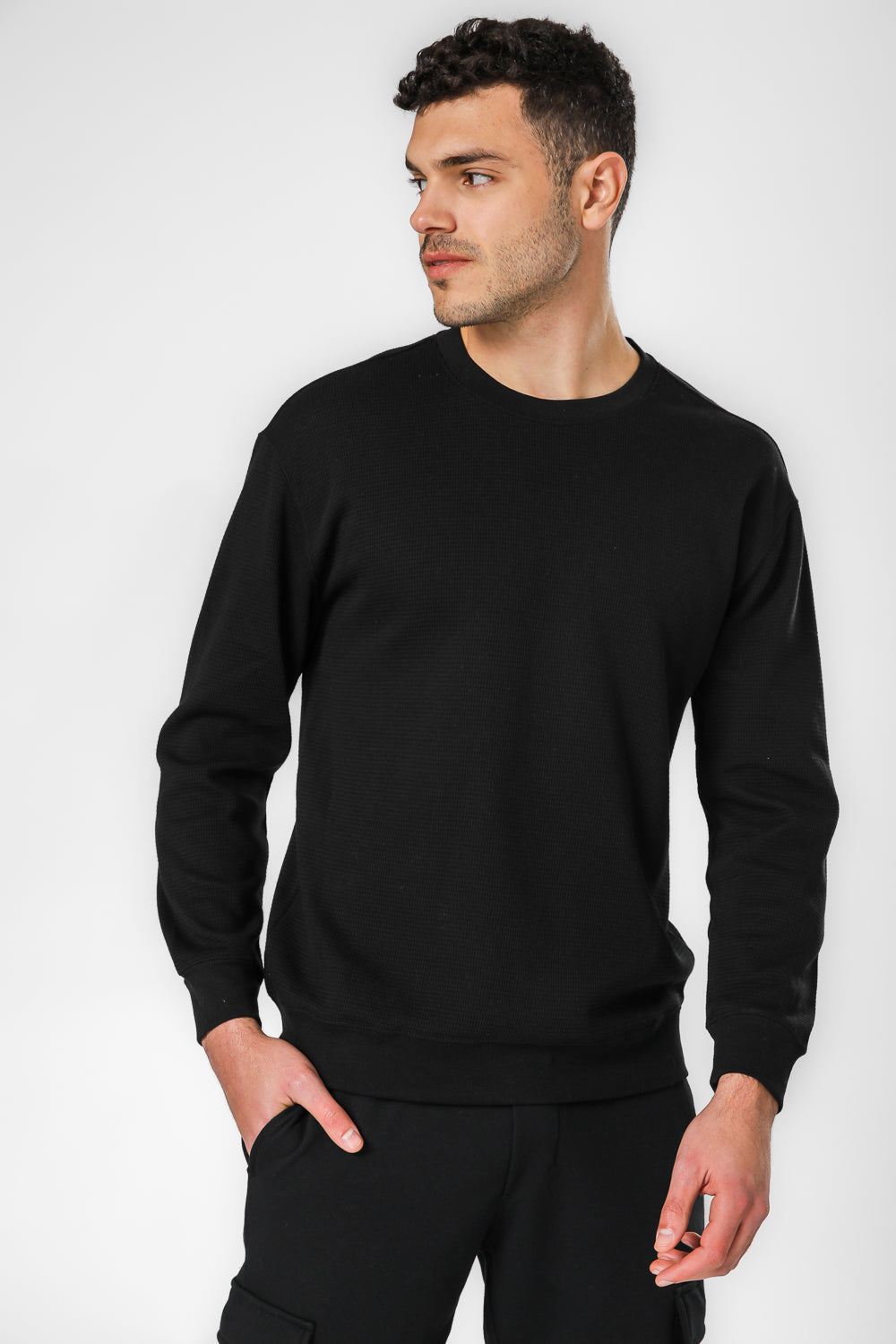 חולצה ארוכה מבד וופל בצבע שחור