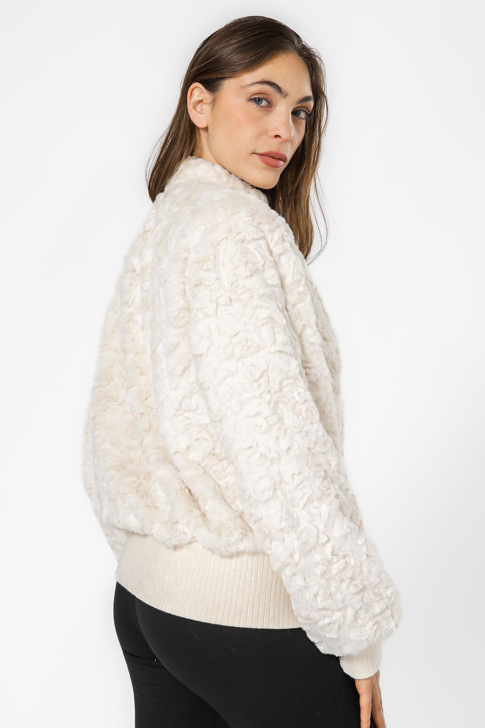 ג’קט פרוותי עם צווארון גבוה