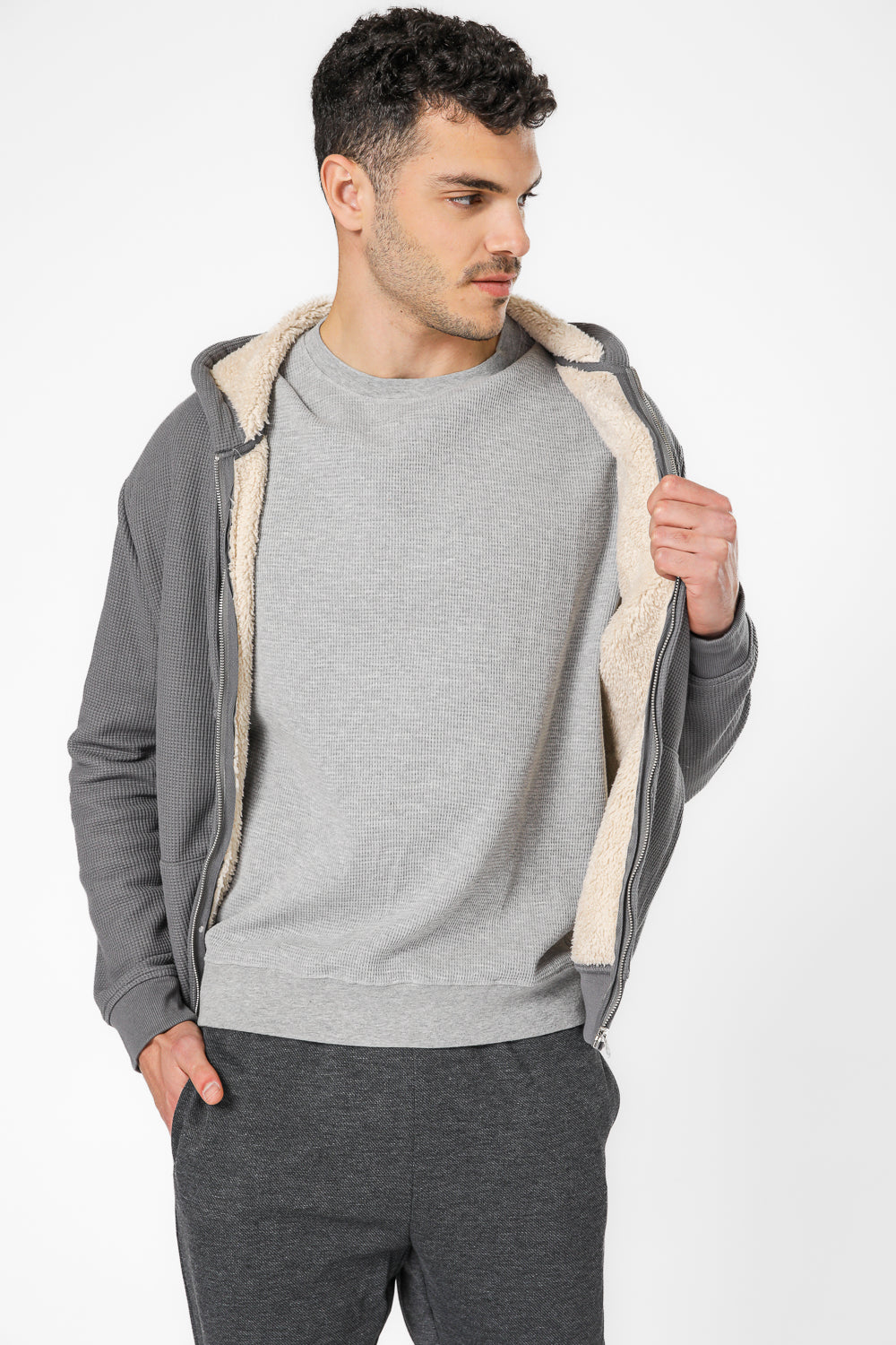 ג’קט מבד וופל עם בטנת פרוותית לגבר בצבע אפור