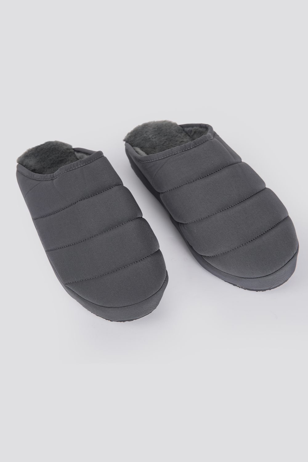 נעלי בית לגברים בצבע אפור דמוי פרווה