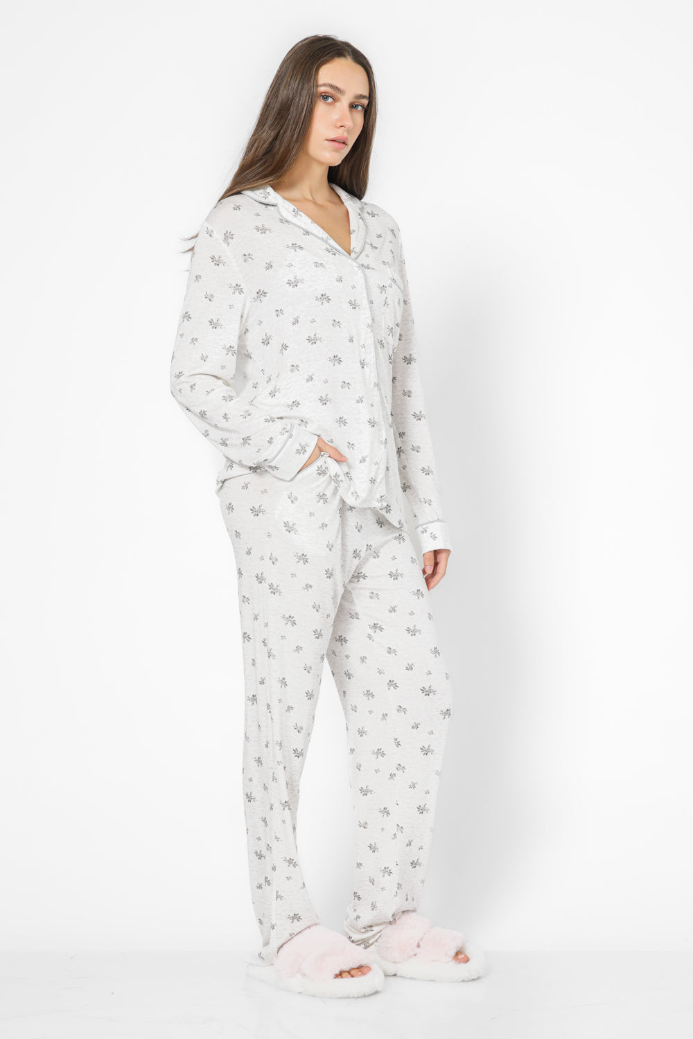 סט פיג’מה מכופתרת דקה FLOWERS בצבע אפור