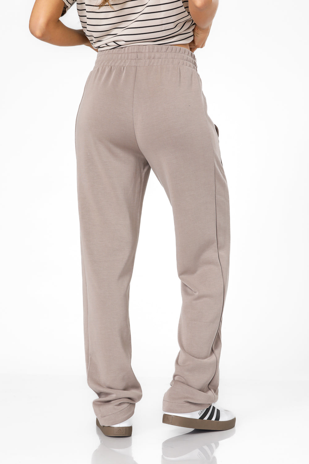 מכנסיים ארוכים בגזרה ישרה בצבע חום