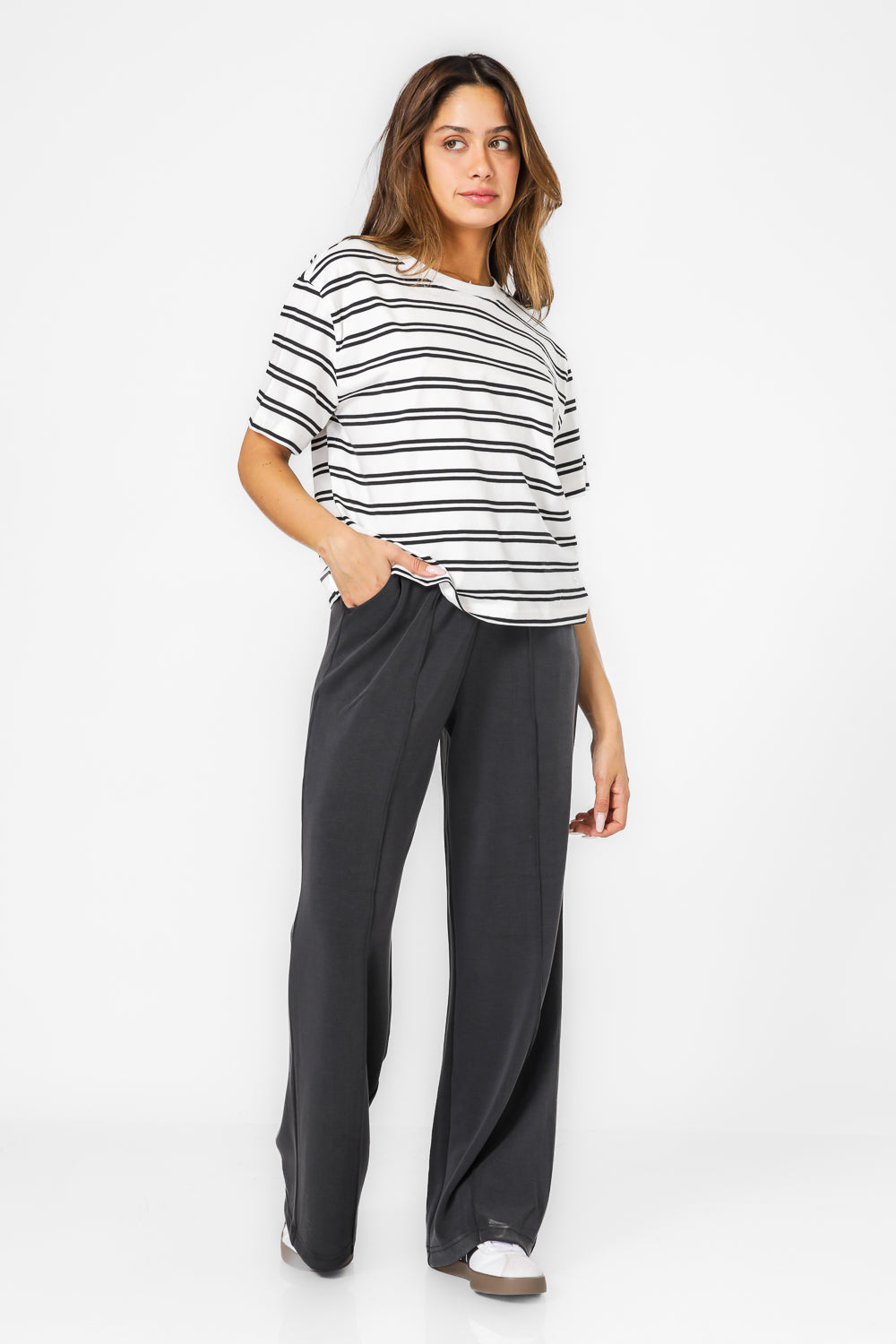 מכנסיים ארוכים בגזרה רחבה בצבע שחור