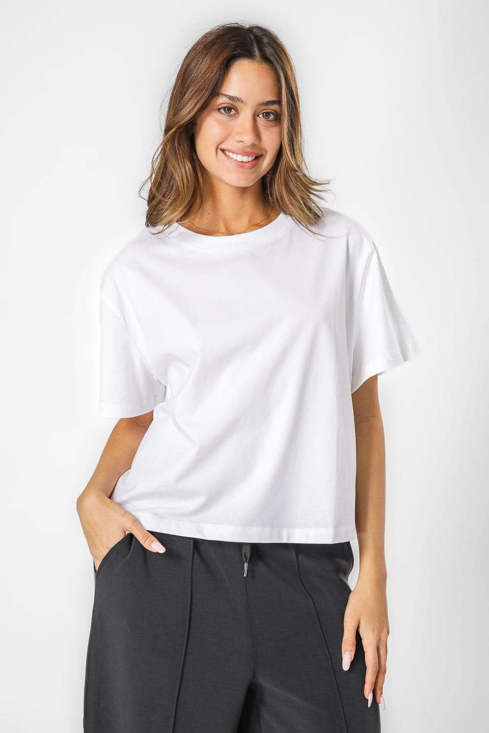 חולצת קרופ קצרה צווארון עגול בצבע לבן
