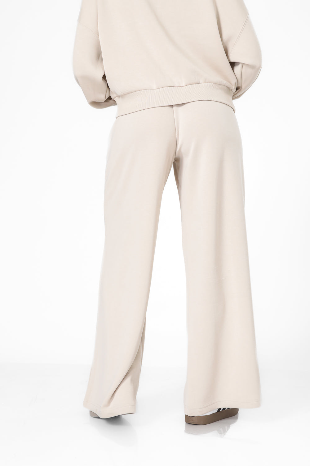 מכנסיים ארוכים בגזרה רחבה בצבע בז'