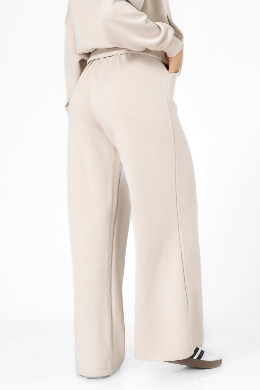 מכנסיים ארוכים בגזרה רחבה בצבע בז'