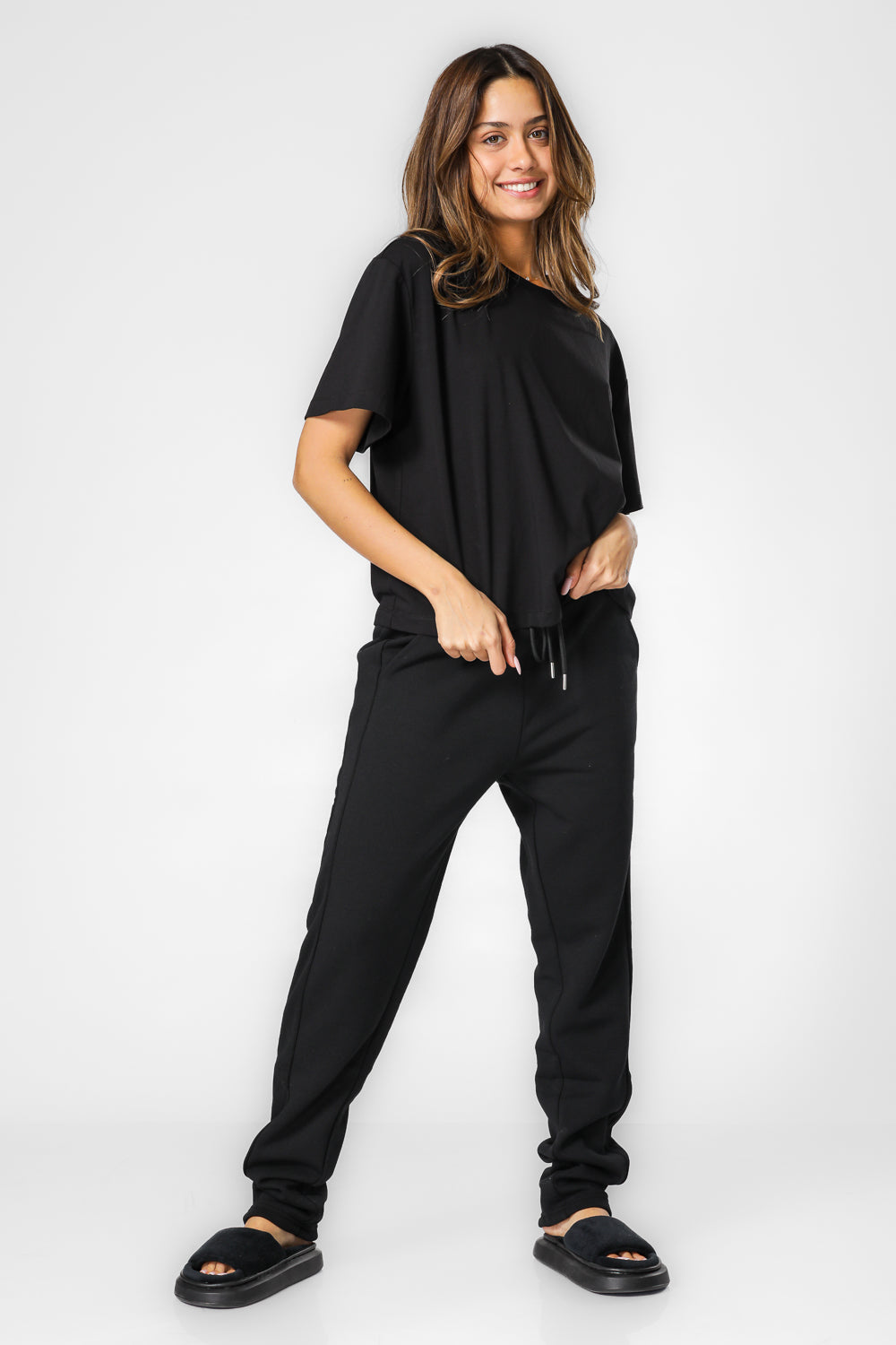 חולצת קרופ קצרה צווארון עגול בצבע שחור