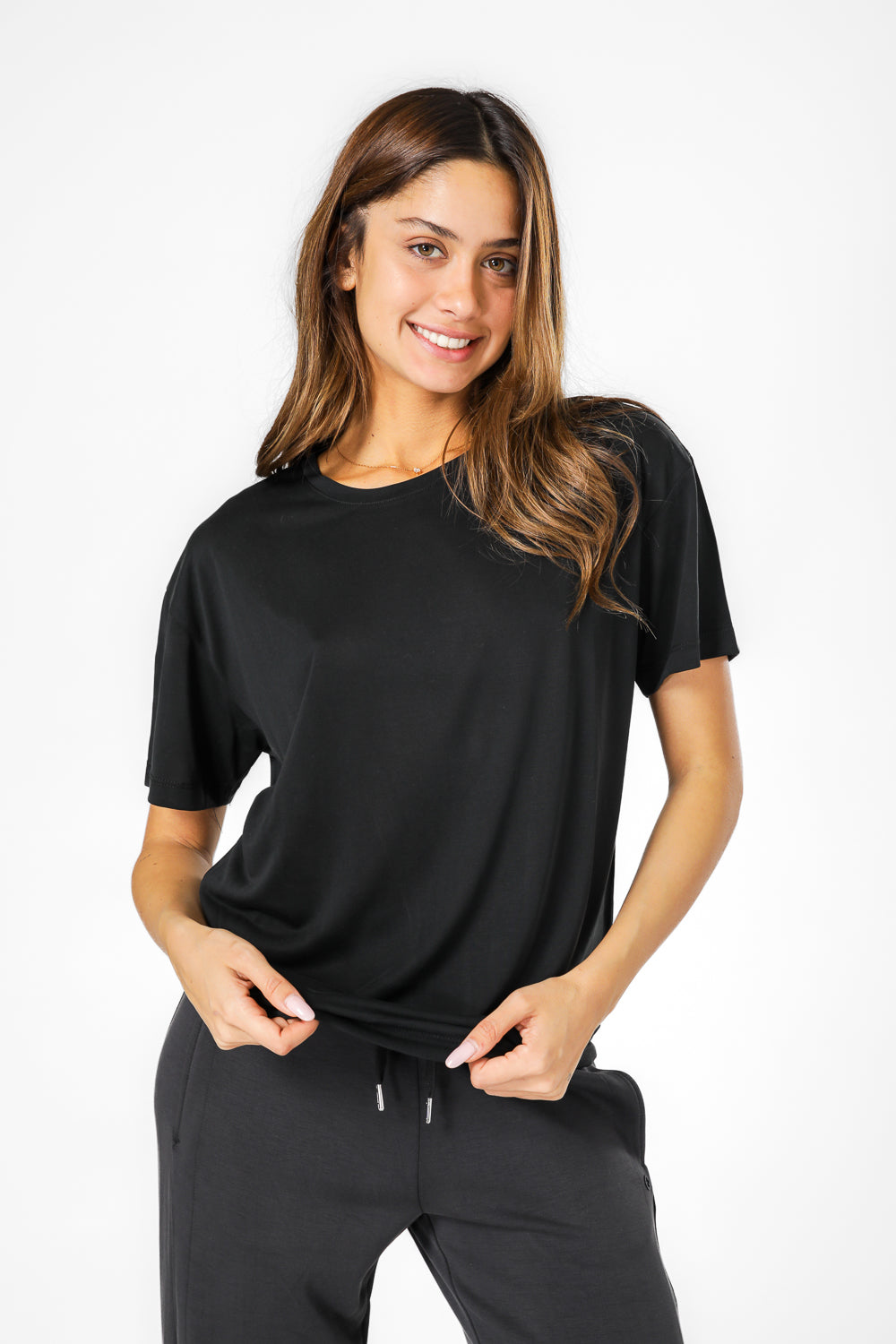 חולצה קצרה צווארון עגול בצבע שחור