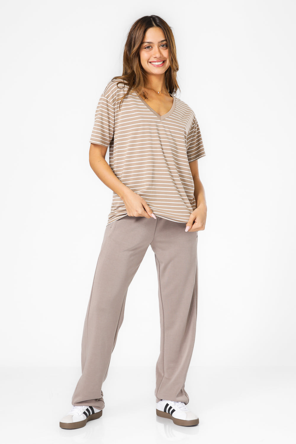 חולצת פסים קצרה צווארון וי בצבע חום