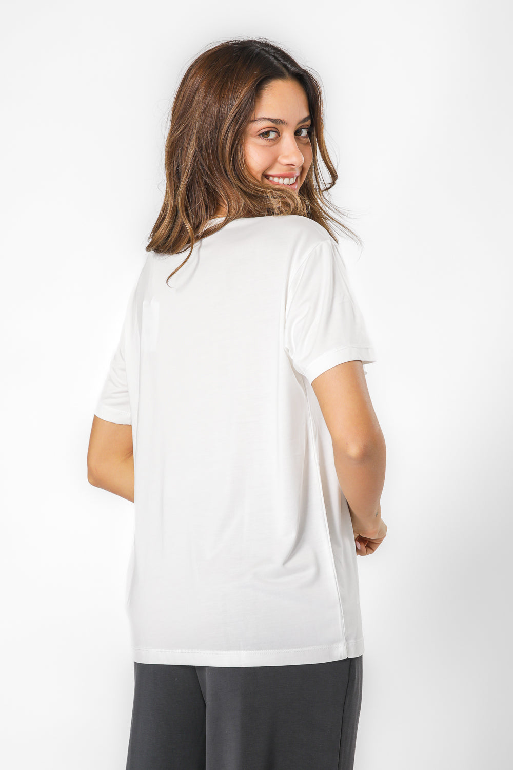 חולצה קצרה צווארון וי בצבע לבן