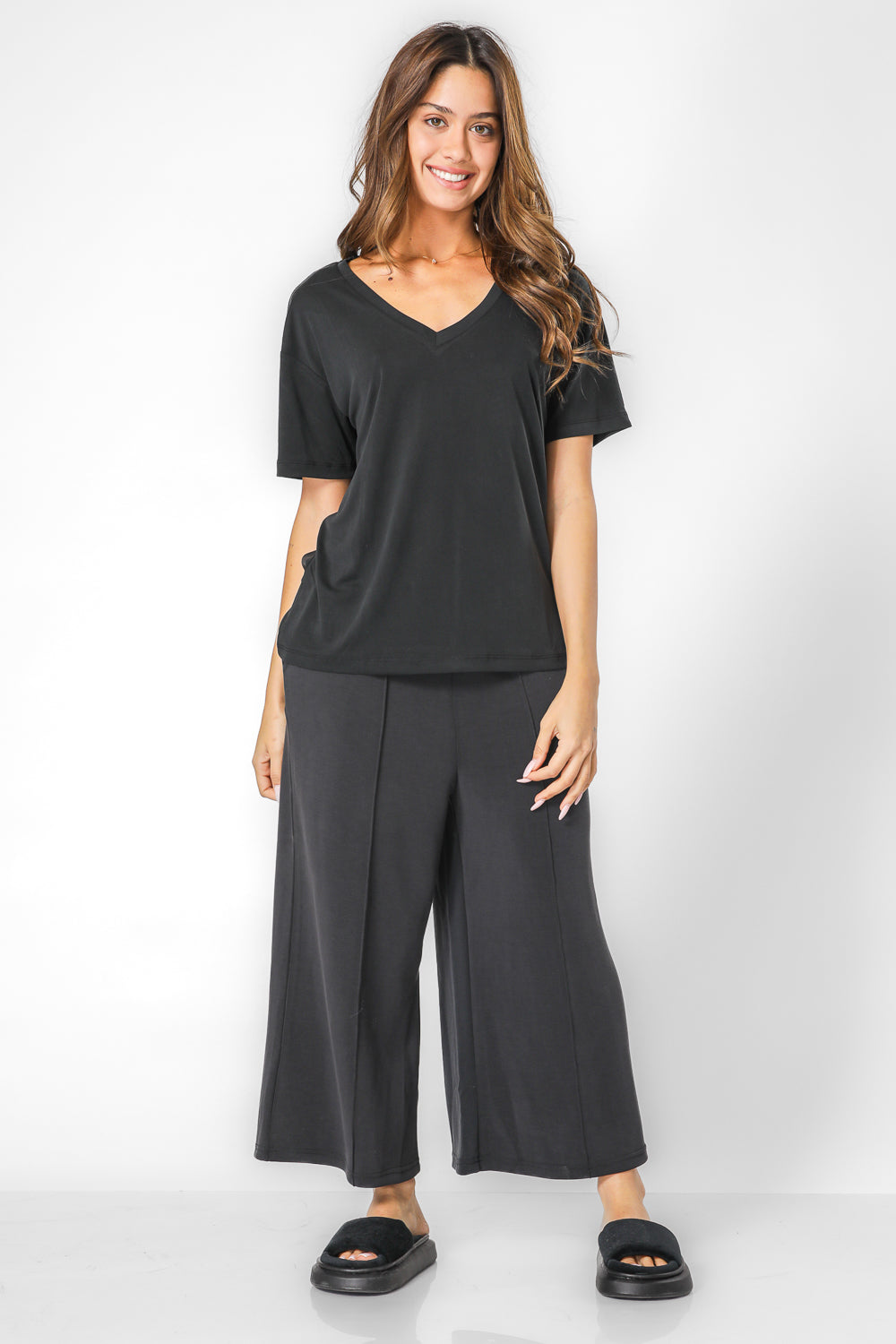 חולצה קצרה צווארון וי בצבע שחור