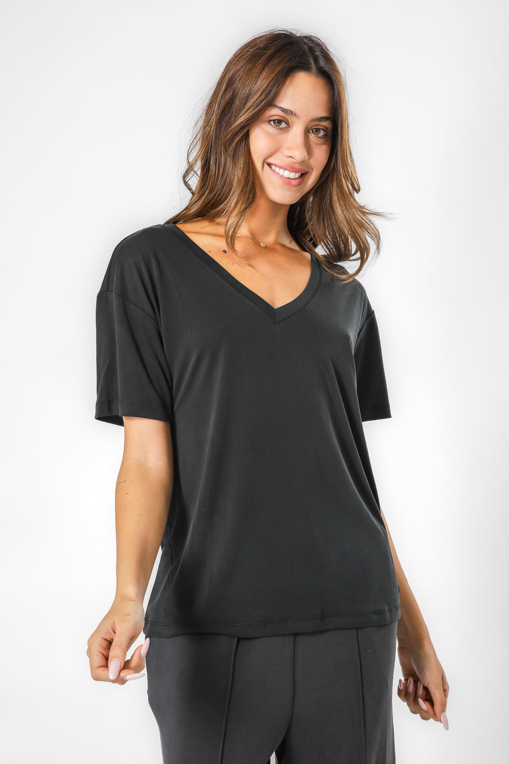 חולצה קצרה צווארון וי בצבע שחור