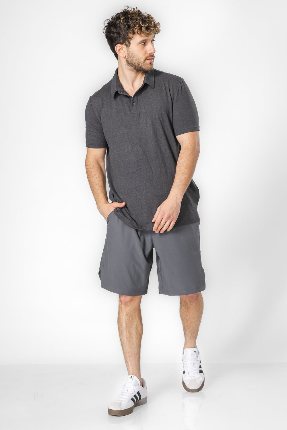 חולצת פולו אקטיב קצרה בצבע שחור